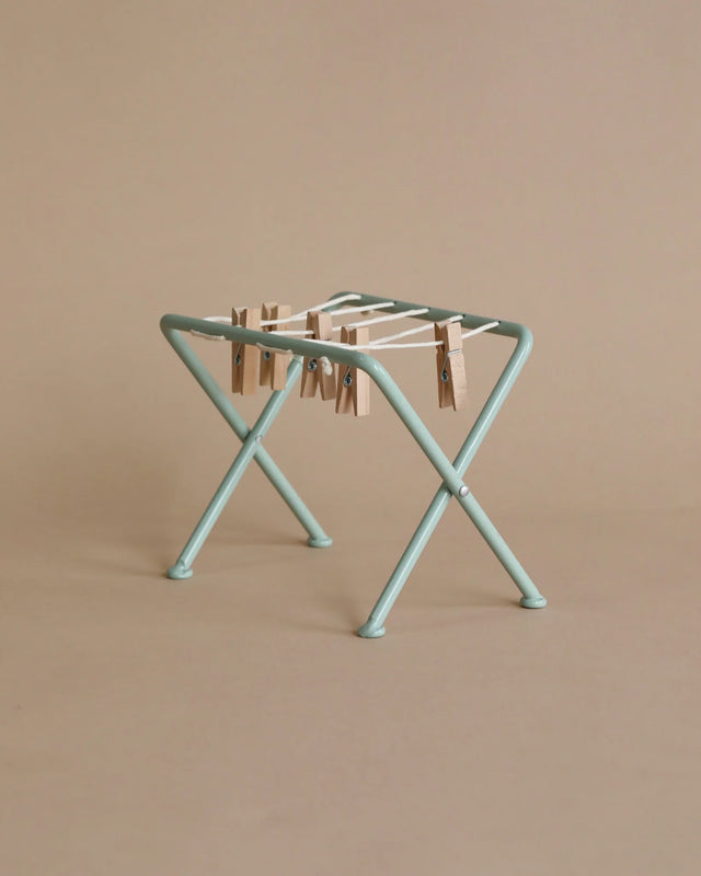 Drying rack with pegs